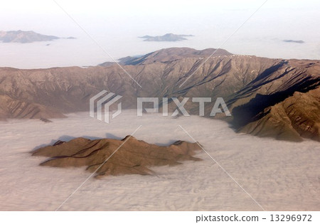 橫跨南美洲大陸南北的安第斯山脈,晴朗天氣的冬天天空智利的山脈從早晨霧雲海顯示美麗和嚴重的冬季自然 橫跨南美洲大陸南北的安第斯山脈,晴朗天氣的冬天天空智利的山脈從早晨霧雲海顯示美麗和嚴重的冬季自然 13296972