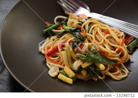 Italian pasta - spaghetti bolognese in plate Italian pasta - spaghetti bolognese in plate 13298712