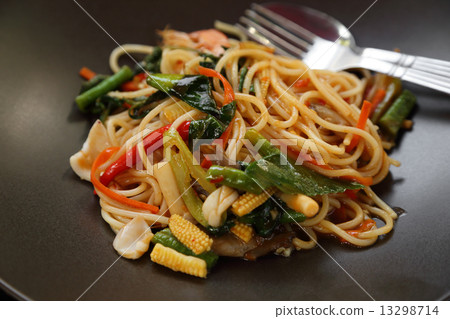 Italian pasta - spaghetti bolognese in plate Italian pasta - spaghetti bolognese in plate 13298714