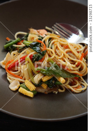 Italian pasta - spaghetti bolognese in plate Italian pasta - spaghetti bolognese in plate 13298715