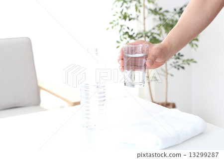 Hand with a cup containing water 13299287
