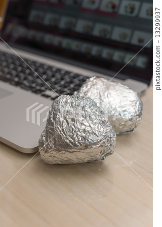Rice ball of midnight snack 13299937