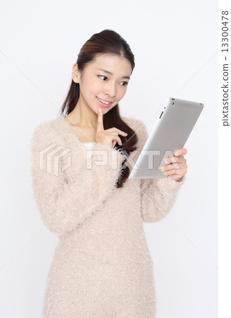 A young lady who plays the Internet 13300478