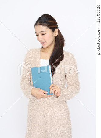 A young lady who plays the Internet 13300520