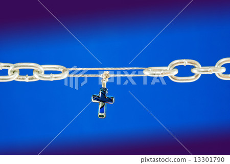 Broken chain connected with a cross 13301790