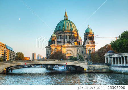 Berliner Dom cathedral in the evening 13302008