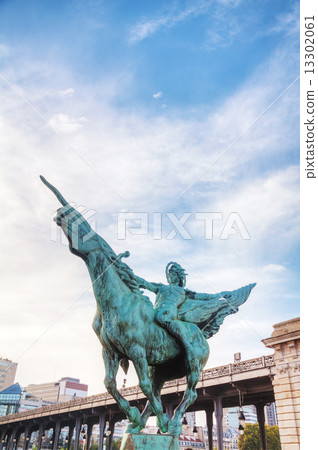 Statue at Bir-Hakeim bridge in Paris Statue at Bir-Hakeim bridge in Paris 13302061