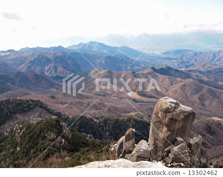 從Ruisanzan山頂看到的偉大的粗銼岩石 13302462