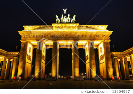 Brandenburg gate in Berlin, Germany 13304937