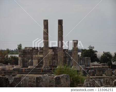 World Heritage Ancient Rikiya's "Letoon Ruins" Three giant pillars remain Temple ruins World Heritage Ancient Rikiya's "Letoon Ruins" Three giant pillars remain Temple ruins 13306251