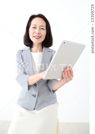 A woman who operates a tablet 13309729