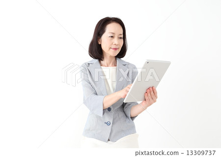 A woman who operates a tablet 13309737