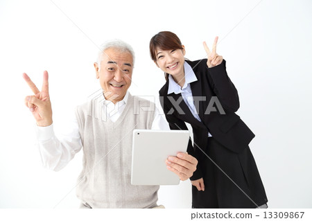 Senior men and suit women and tablet terminals 13309867