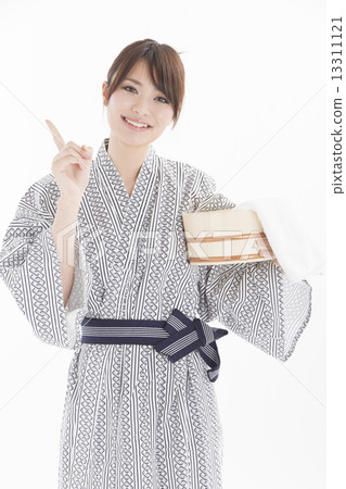 享受溫泉旅行的yukata的一個俏麗的女孩 享受溫泉旅行的yukata的一個俏麗的女孩 13311121