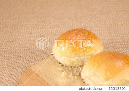 Bread buns 13312801