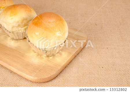 Bread buns 13312802