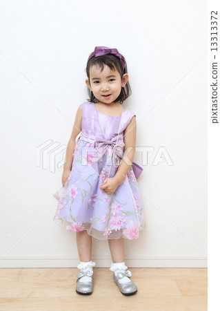 穿裙子的女孩（4歲） 13313372