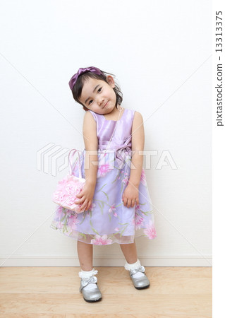 A girl in a dress (4 years old) 13313375