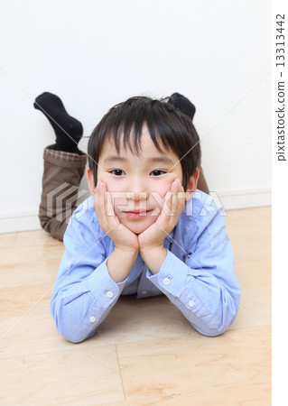 男孩在玩臉頰 13313442