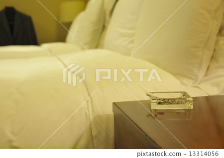 酒店床和床頭煙灰缸 酒店床和床頭煙灰缸 13314056