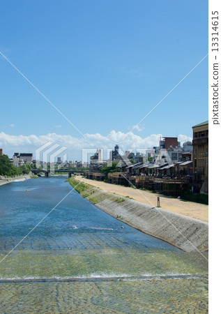 The summer Kamogawa refrigerator floor and the Oguri Bridge 13314615