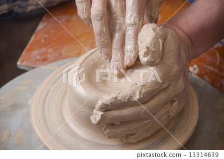 Hands of a potter 13314639