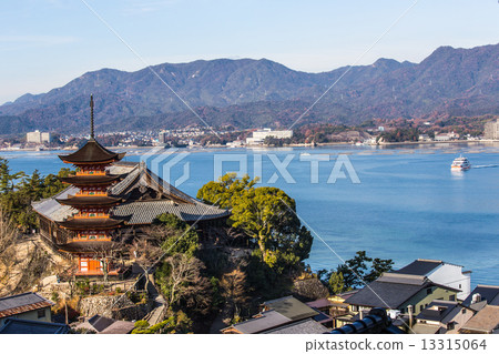 Miyajima five-storied tower and thousand makubokaku 13315064