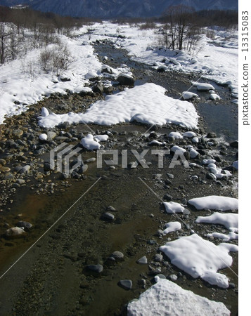 白雪皚皚 雪景 小溪 13315083
