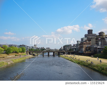 夏季Kamogawa冰箱地板和Sanjo Ohashi 13315624