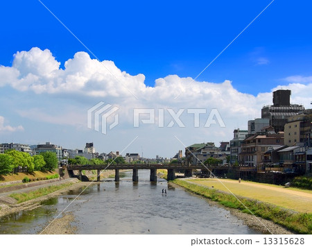 夏季Kamogawa冰箱地板和Sanjo Ohashi 夏季Kamogawa冰箱地板和Sanjo Ohashi 13315628