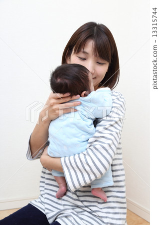 Mama holding a baby whose neck is not yet sitting yet Mama holding a baby whose neck is not yet sitting yet 13315744