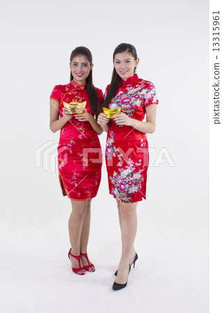 Two girls with yuanbao Two girls with yuanbao 13315961