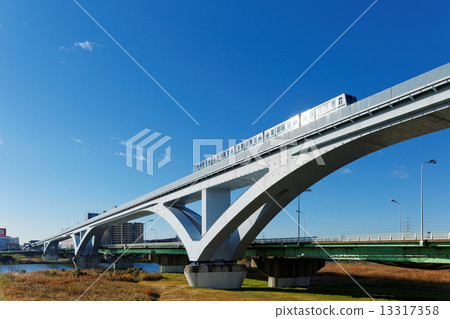 穿過荒川風扇橋的柱襯 13317358