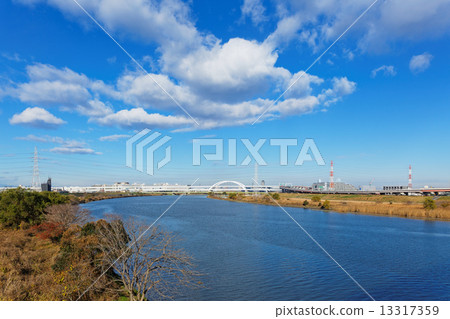 面對荒川的上游，從大橋橋上傳播藍天 13317359