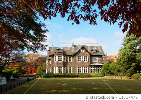 秋葉和西式建築在老Furukawa庭院裡 秋葉和西式建築在老Furukawa庭院裡 13317478