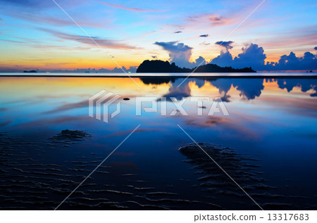 Sunrise at Hat Sai Ri beach in Chumphon 13317683
