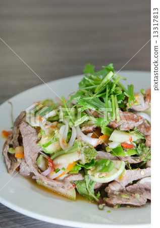 spicy grilled beef salad 13317813