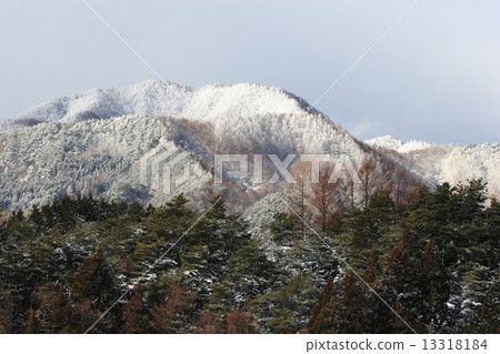 一座白雪皚皚的山 一座白雪皚皚的山 13318184