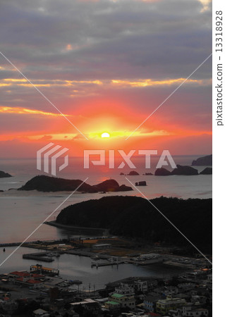 December Okinawa Kerama Islands · Zamamutoshima 03 Zamami Port of Sunset · Port of Takatsuki Mountain 13318928