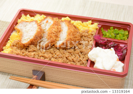 Delicious Chicken Soba Bento 13319164