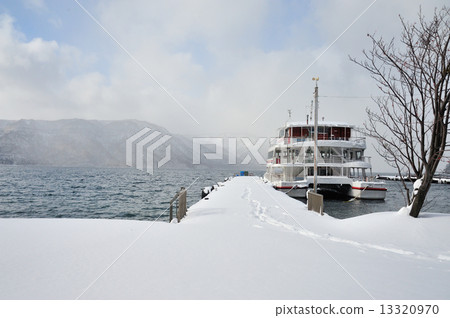 十和田湖在冬天 13320970