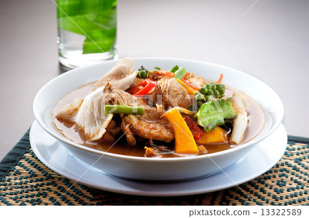 圖庫照片: chicken wing tom yum bowl (thai food) on background