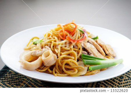 noodles. stir-fried noodles with chicken 13322620