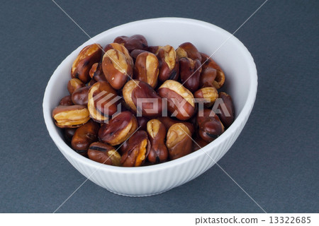 Fava beans. (kacang parang kulit) on background 13322685