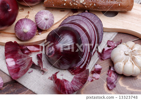 onion, bread and garlic 13323748