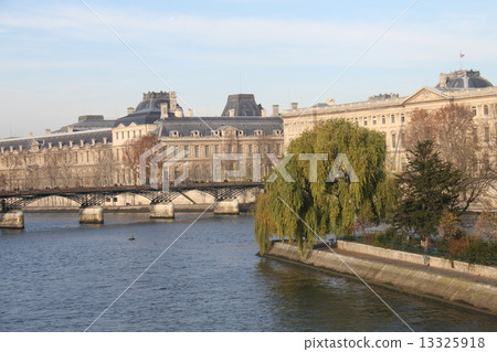 Bridge arts and Cité Island on the Seine river 13325918