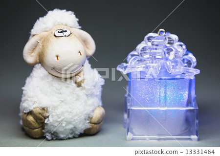 Sheep with gift box 13331464