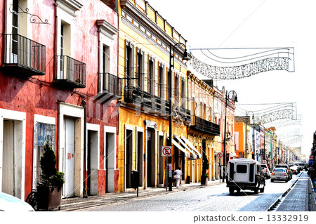 普埃布拉，墨西哥的殖民地街道 13332919