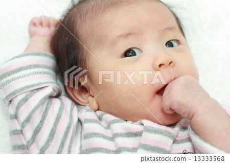 寶寶吮吸你的手指(0歲的孩子) 寶寶吮吸你的手指(0歲的孩子) 13333568