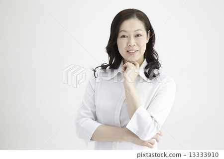 四十多歲的婦女清爽和無語的自然光肖像 13333910